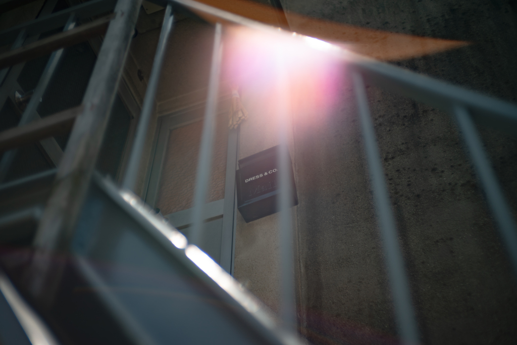 階段上ドア横ポスト上ゴースト