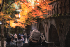 ニット帽 手袋をして 紅葉撮る
