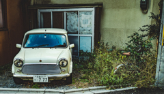 MINIと雑草に埋もれた自転車
