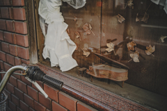 ミニチュアピアノに落ち葉の飾り