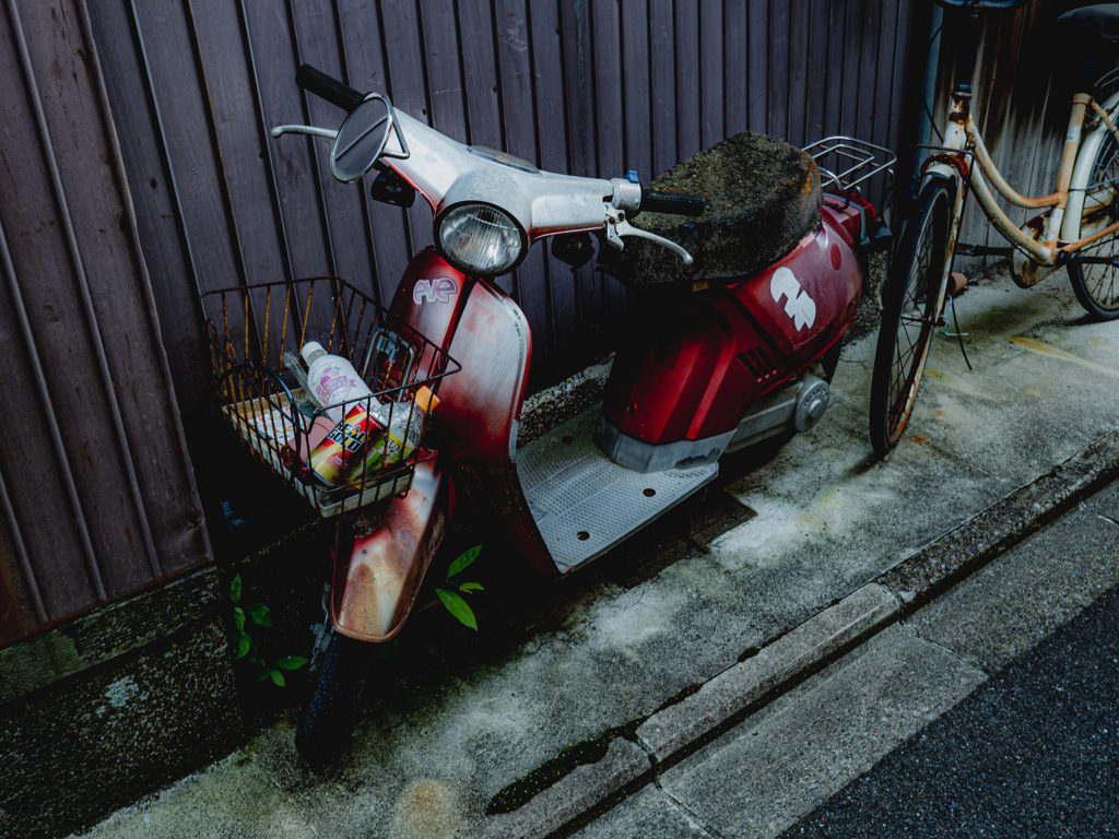 シートが苔生すスクーター