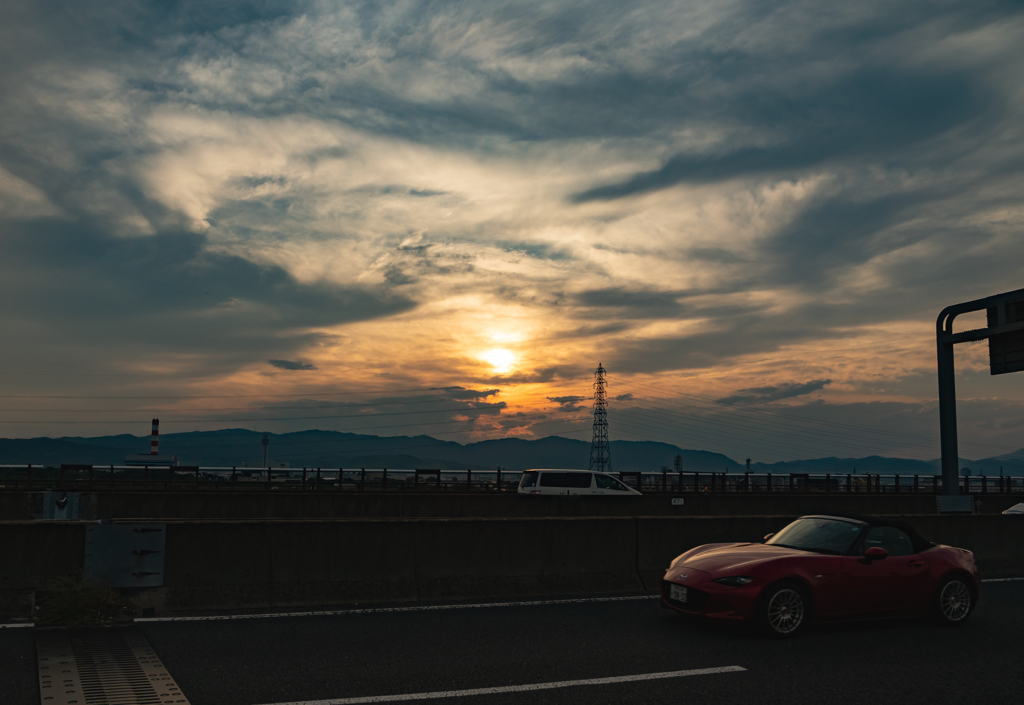 夕暮れ バイパス スポーツカー