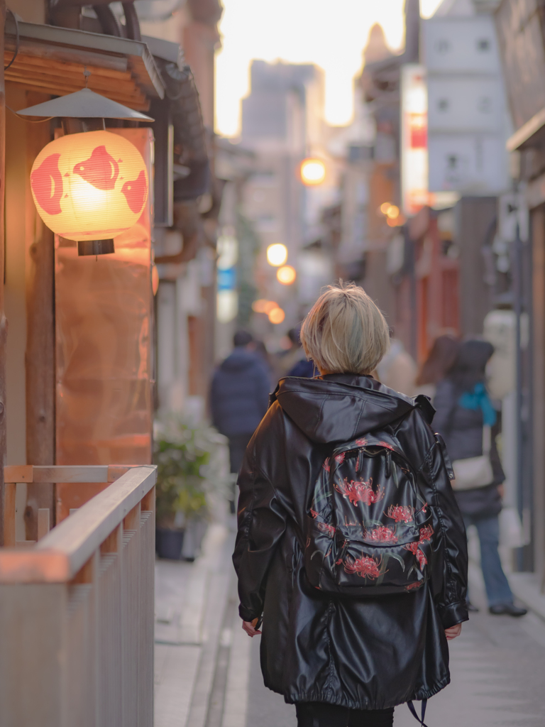 彼岸花リュックの女