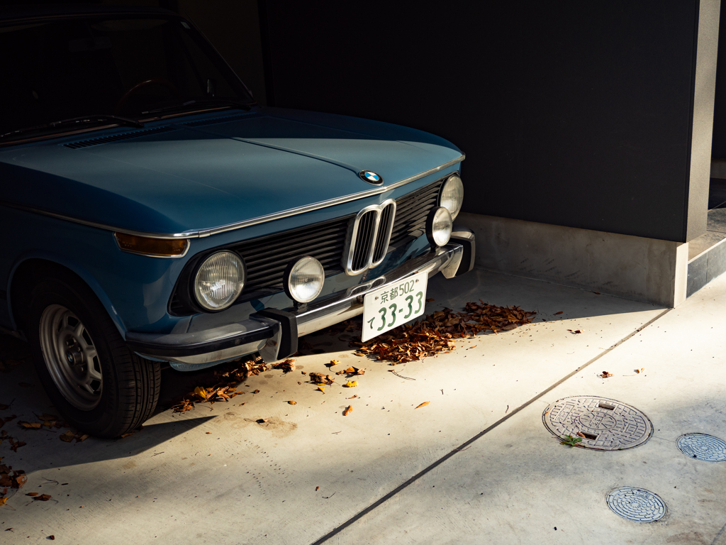 冬の日差しが差し込むガレージ