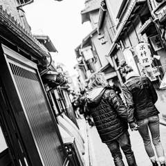 先斗町を行く外国人カップル