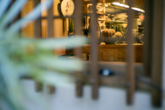 カウンターに大きなカボチャ