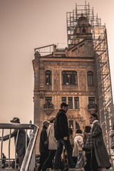 東華菜館に組まれた足場