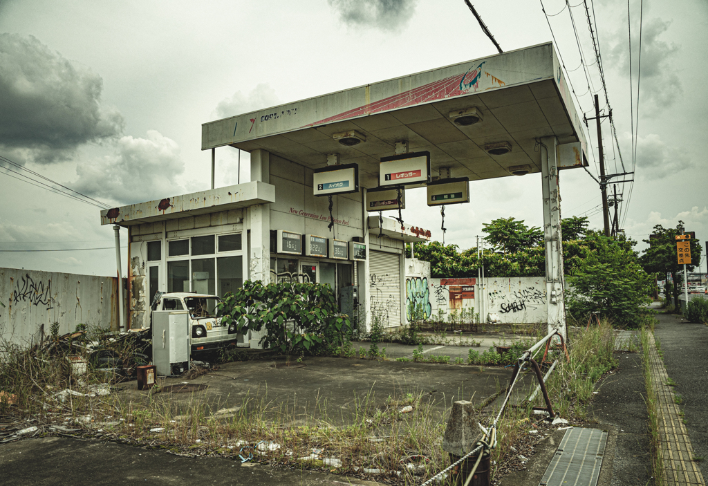 国道沿いの廃ガソスタ
