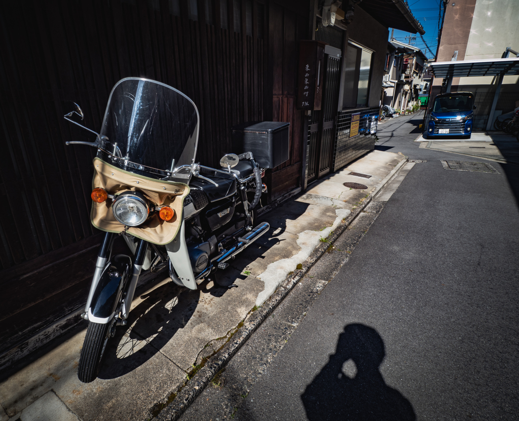 このバイク渋いな〜