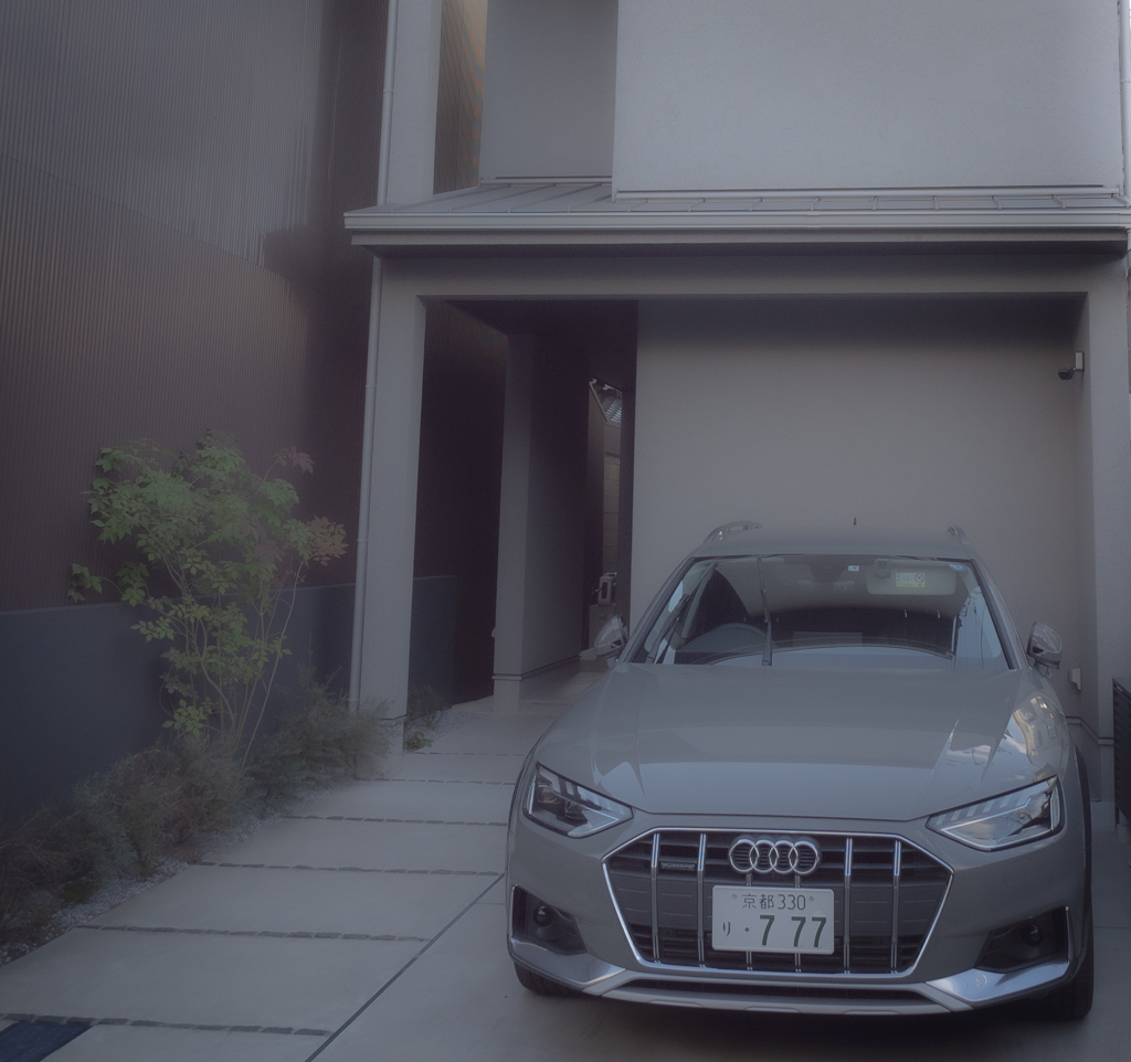 グレーの家にグレーの車