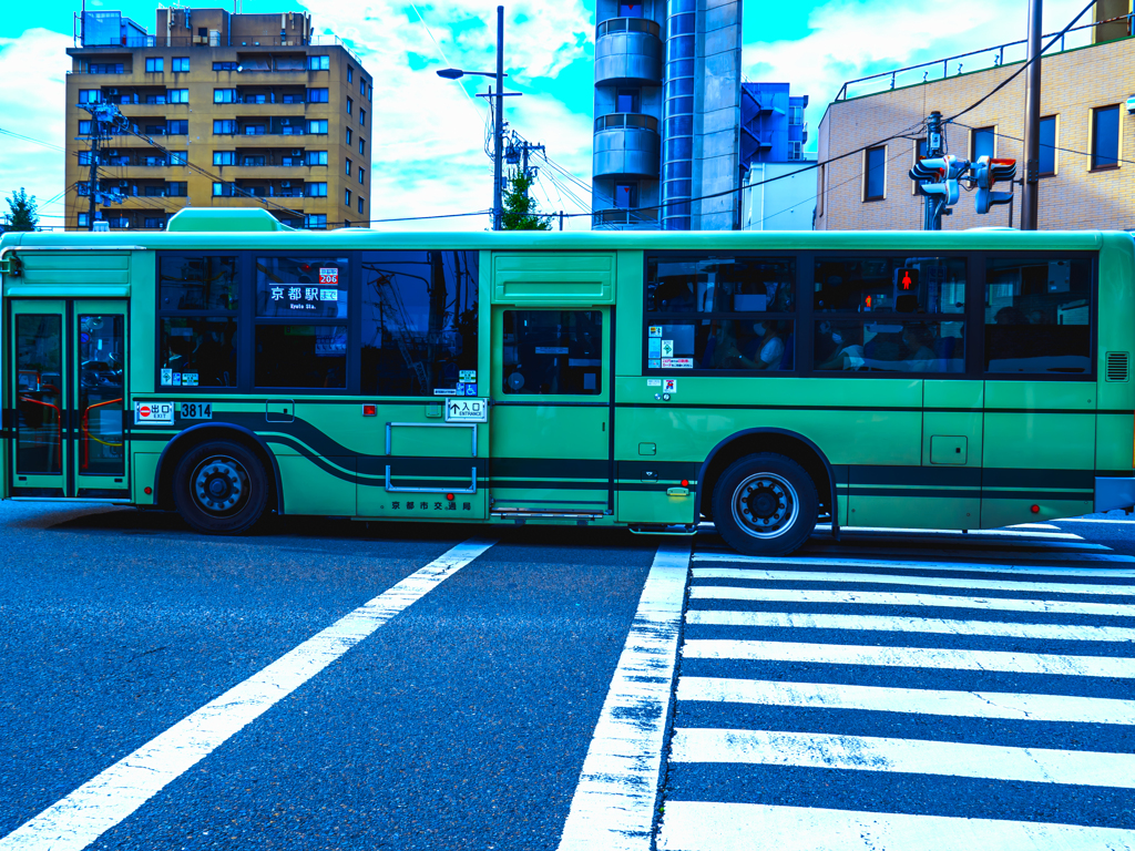 画角にピッタリ収まる市バス