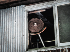 窓際に花を或いは刃物を