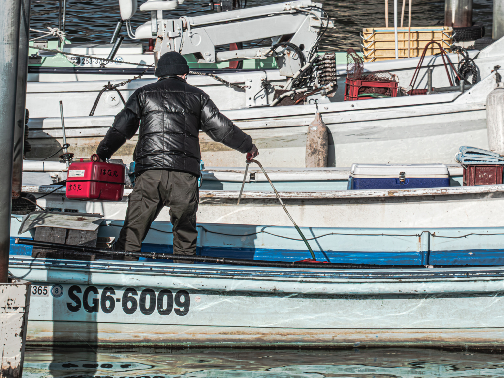 船に燃料入れてはった