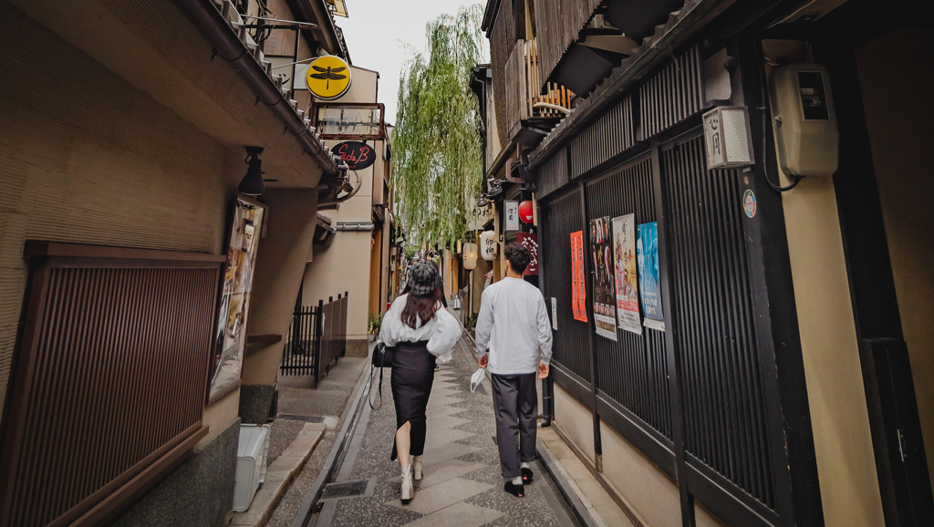 歩くカップル先斗町