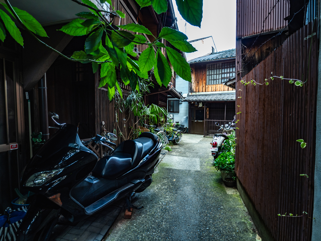 より狭い路地を選んで歩く