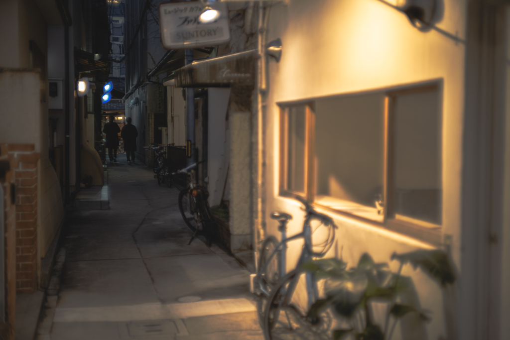 狭い路地を行く二人
