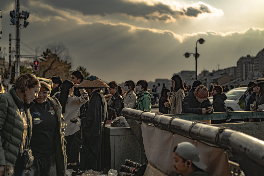 街の人波に托鉢僧