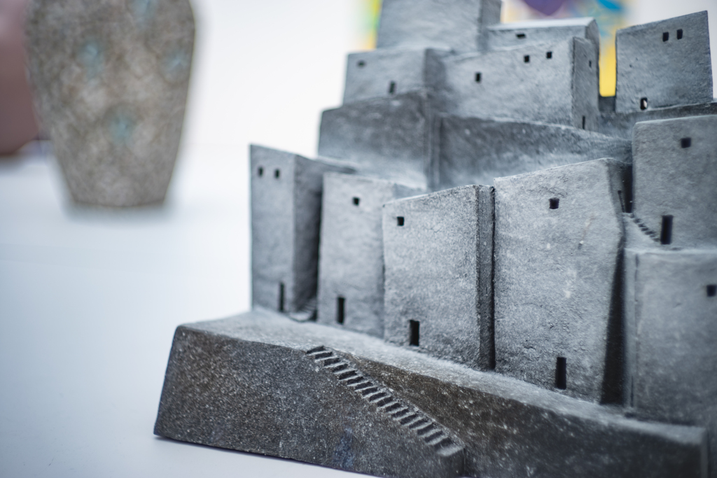 窓が少ない建物の町