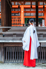 凛とした巫女さん