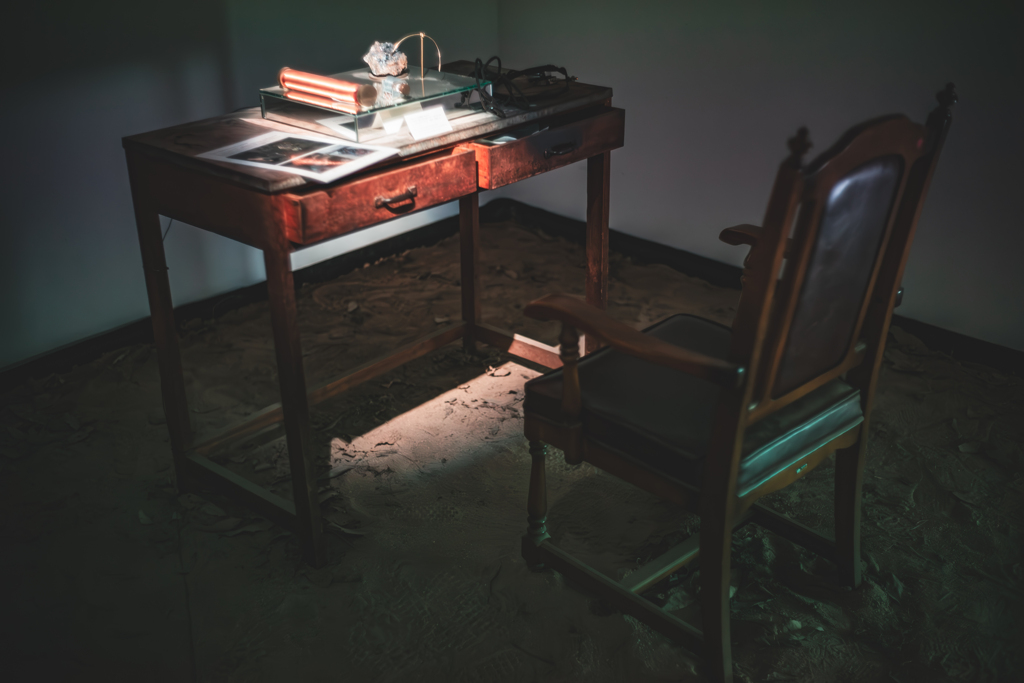 土の上に机と椅子