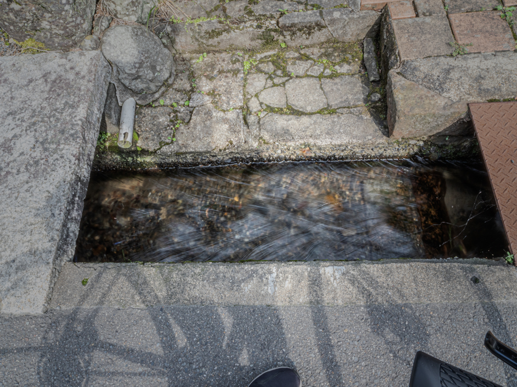 鞍馬街道　側溝　水　キレイ
