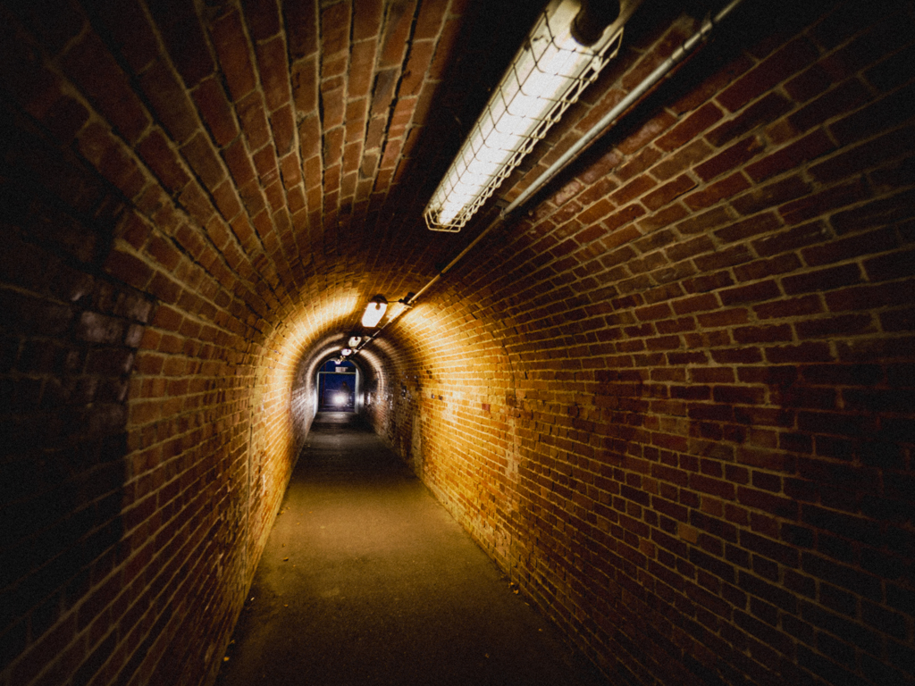 JRの下のレンガのトンネル