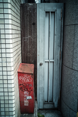 細々ドアと落書き消火器