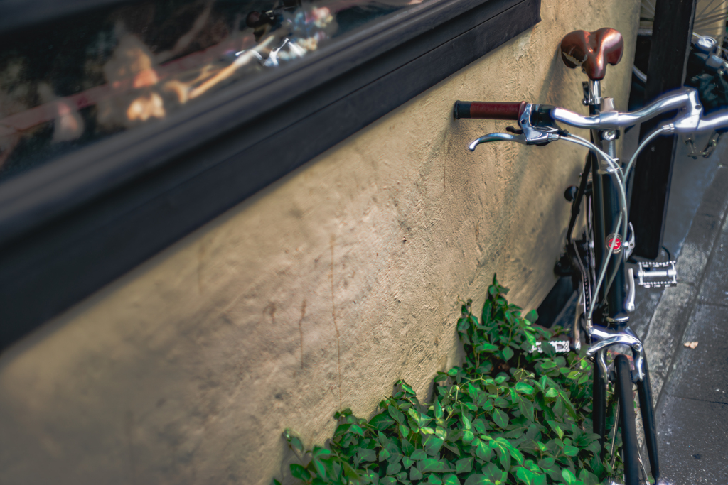 壁に立て掛けられた自転車