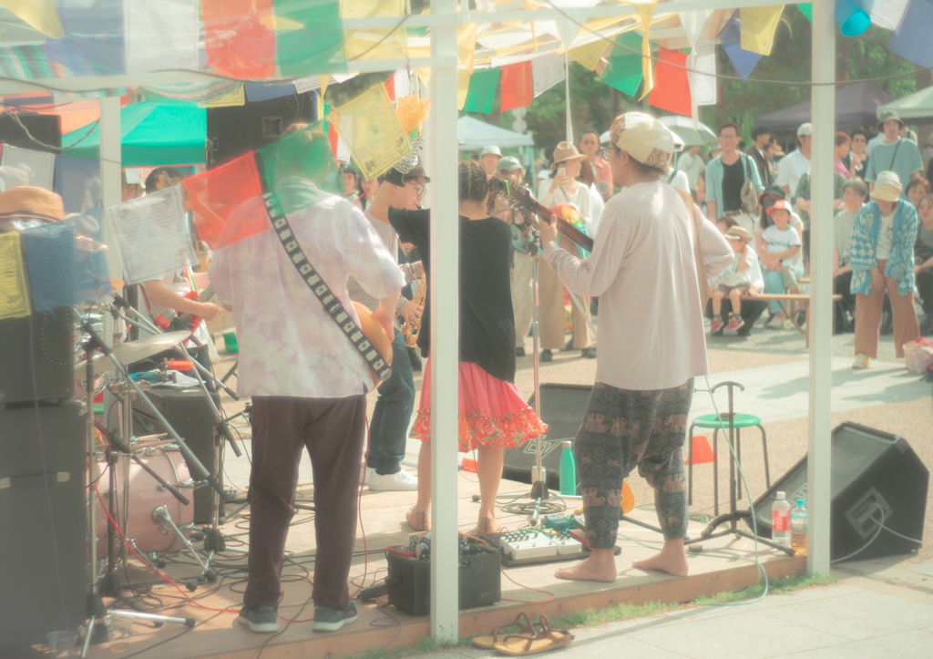 通りすがりの人々の心を掴むミュージシャン