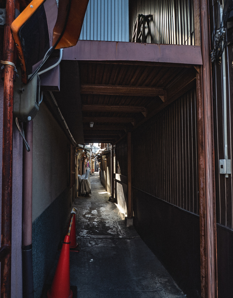 細い路地を覗く