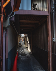 細い路地を覗く