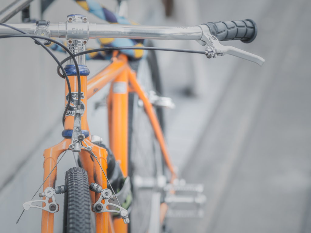 オレンジ色のサーリーの自転車