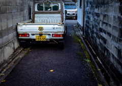 狭い道に 車停まっていたけれど 全然通れる 自転車だから