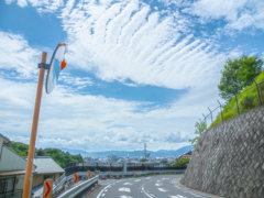 山を超えて下りのカーブ