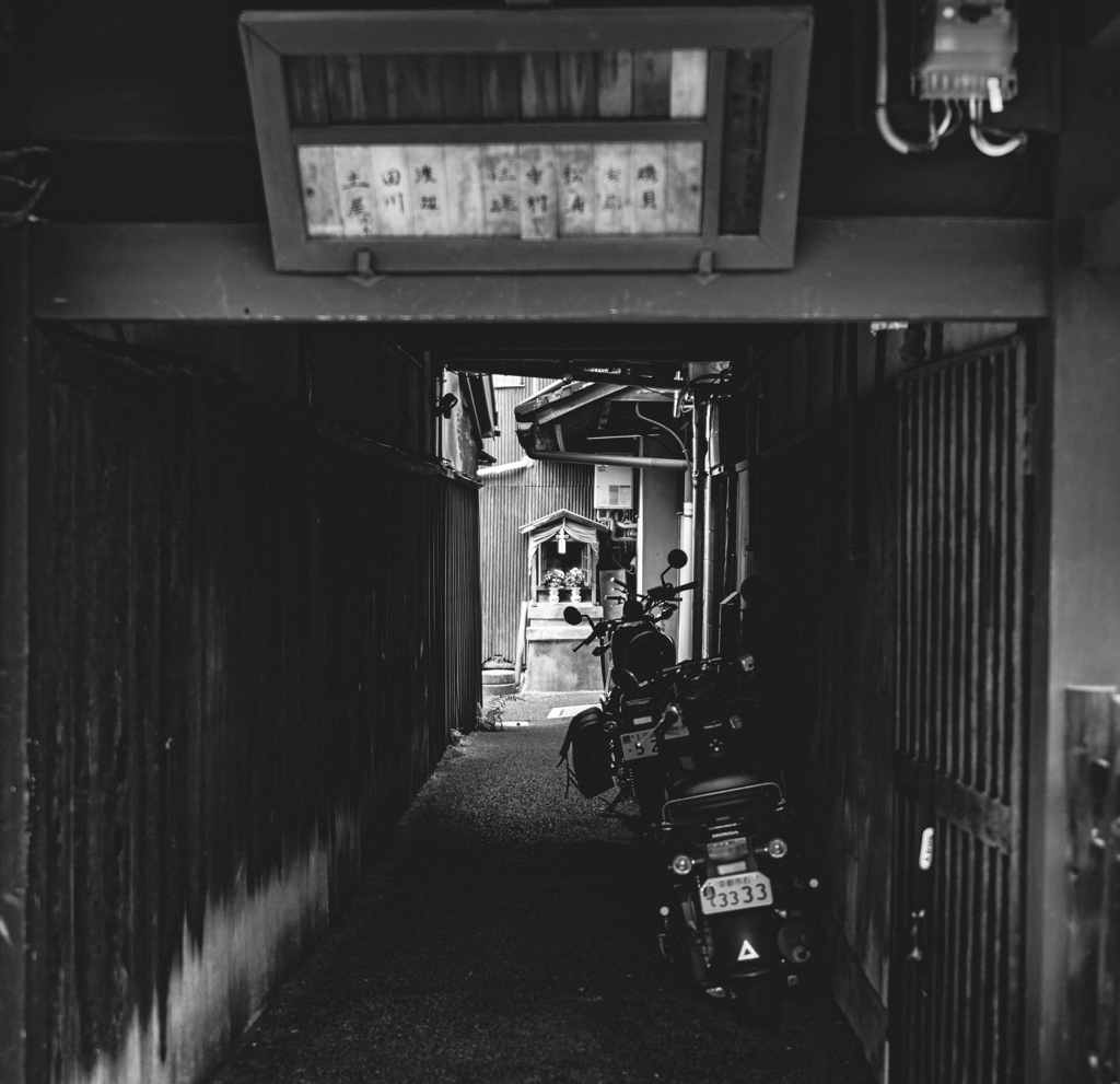 路地にバイクとお地蔵さん