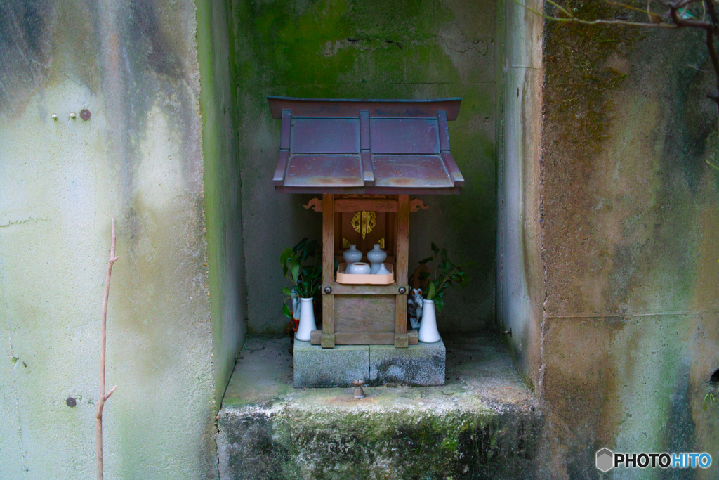 祠 イン ザ コンクリート