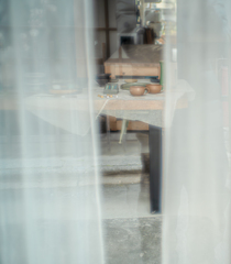 陶器の食器のお店を覗く