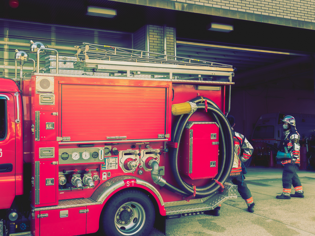 消防車と消防隊員