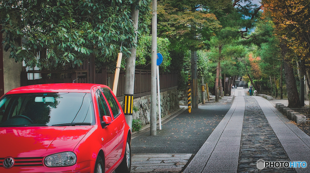 坂の途中に赤い車