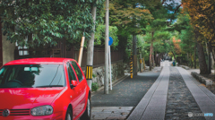 坂の途中に赤い車