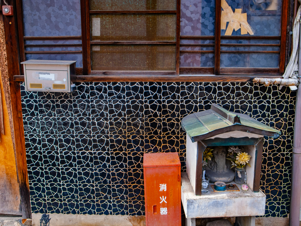 消火器とお地蔵さんを引き受けるお家