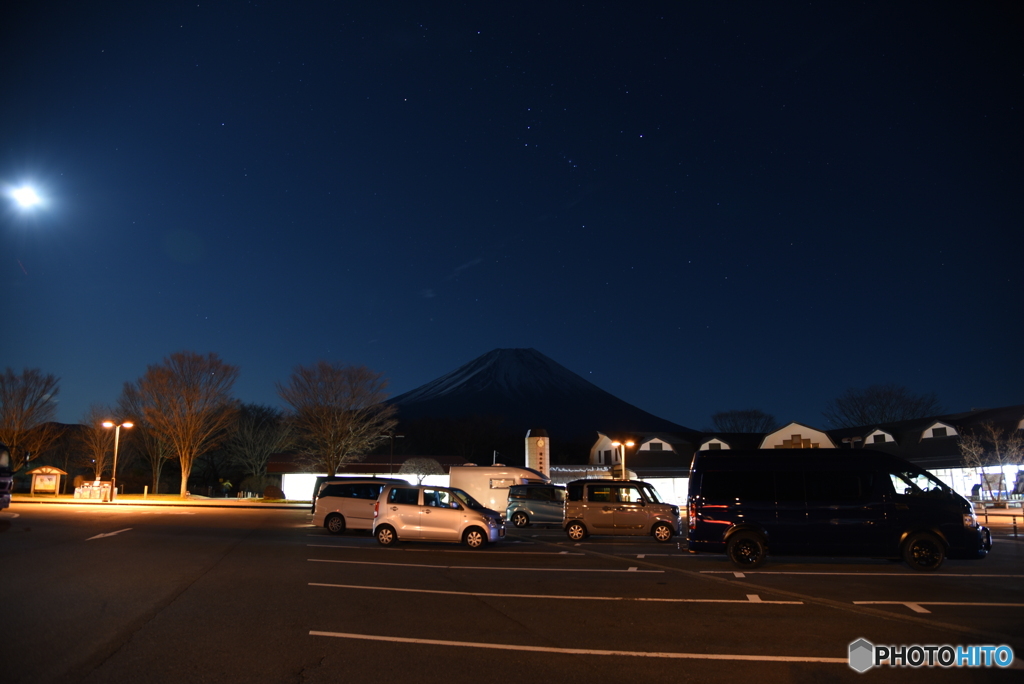 オリオン座と満月と富士山