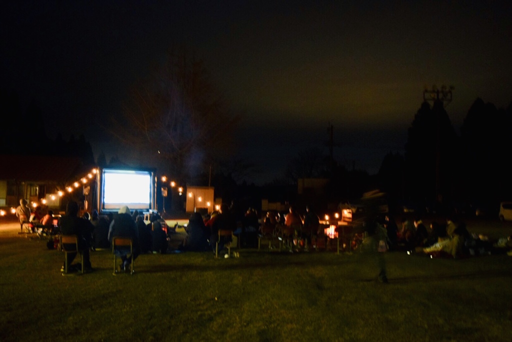 外の映画館