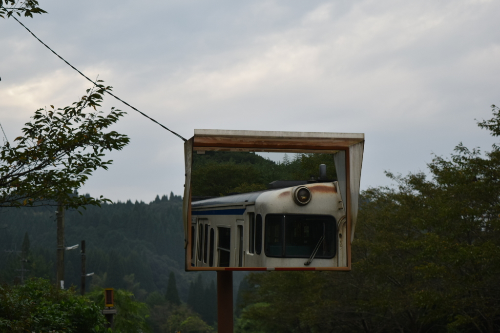 ミラーと電車