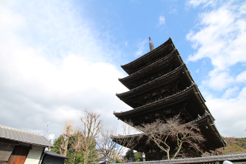 わずかな青空の下の五重塔！