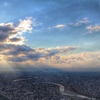 雲の隙間から太陽の光がこぼれおちる