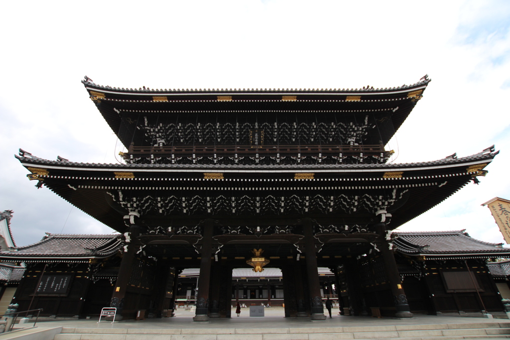東本願寺の威厳ある門