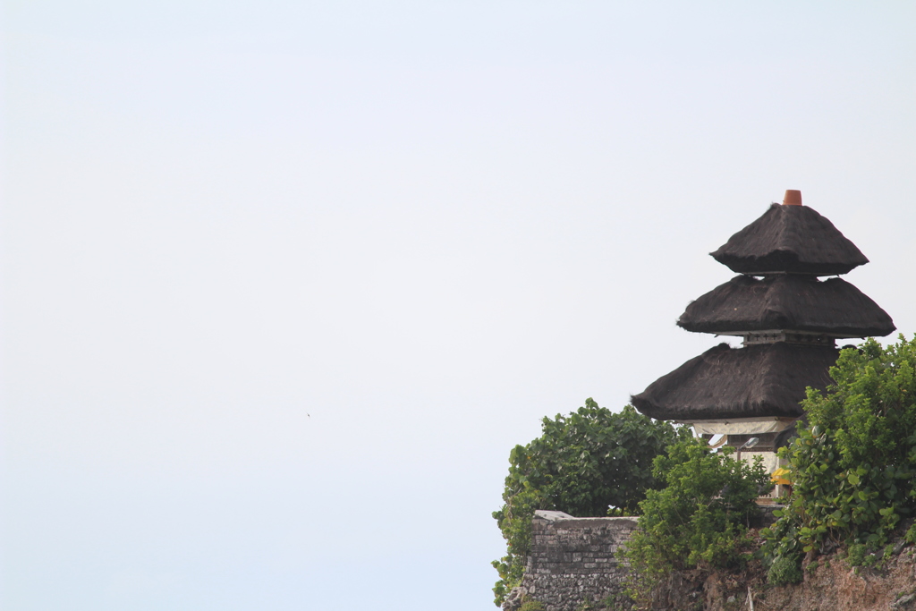 崖の上にそびえ立つウルワツ寺院