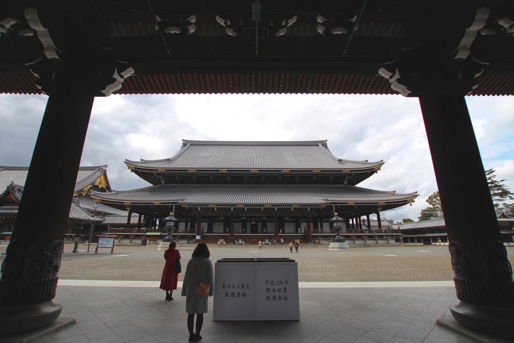 一歩引いての東本願寺！