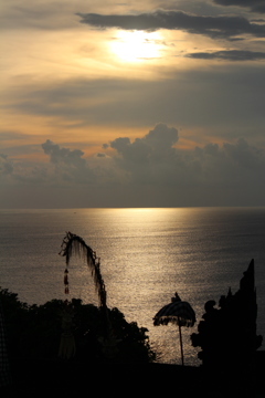 海を照らす夕日 in ウルワツ寺院